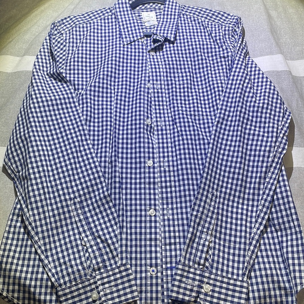 GAP—Straight silhouette with a relaxed fit.
Hits at the hip.